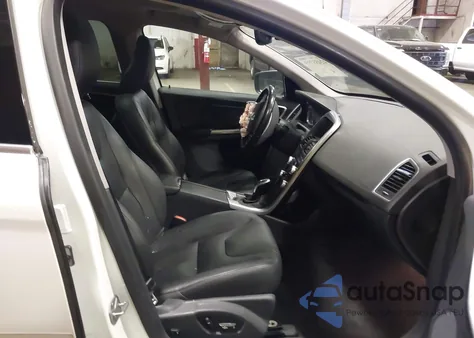 2016 Volvo Xc60 T5 Premier из США, поврежденный, VIN YV4612RK4G2786016